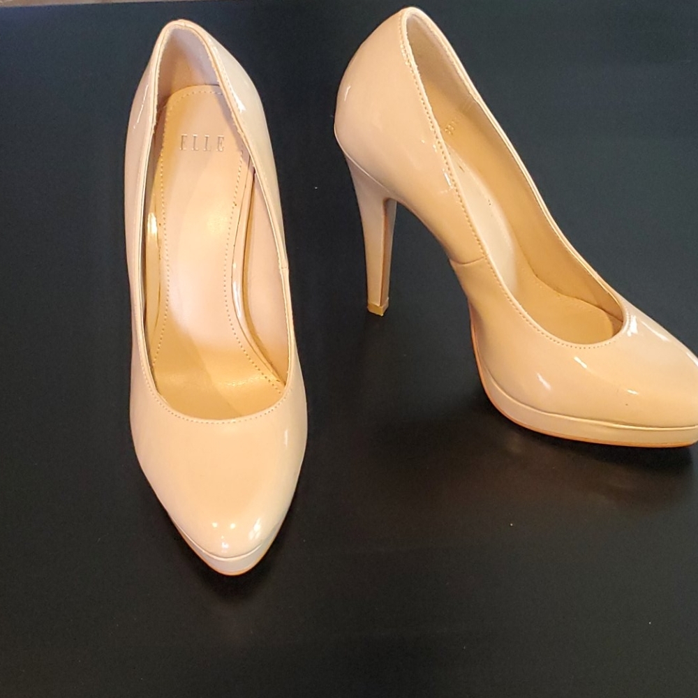 ELLE beige patent leather heels/pumps